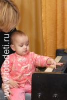 Малыш играет на пианино, фотоизображения маленьких музыкантов