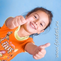 Позитивные жесты на студийной портретной фотографии, фото детского фотографа Губарева И.Н.