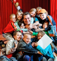Дмитрий Дюжев с детьми.